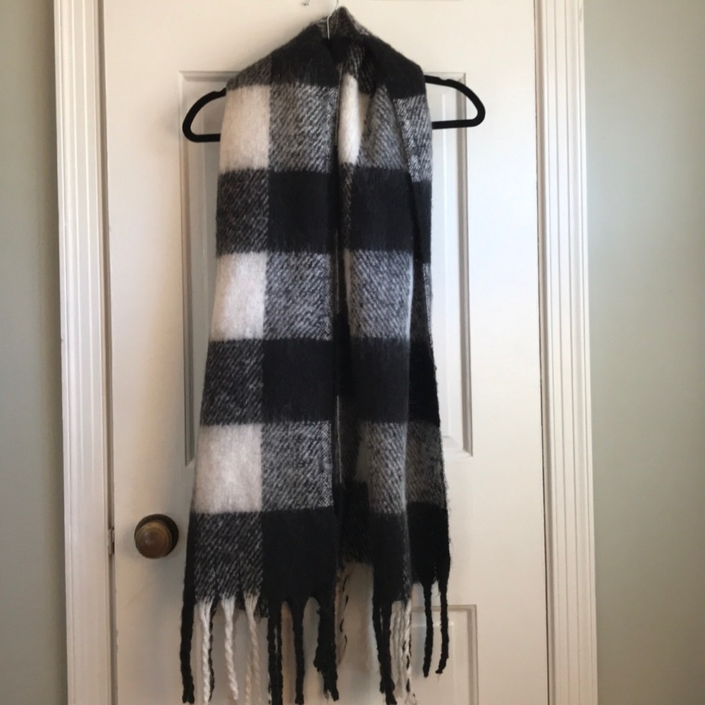 Gorgeous thick blanket scarf.  Never worn.